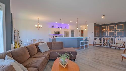 10-820 Mckenzie Road, Kelowna, BC - Indoor Photo Showing Living Room