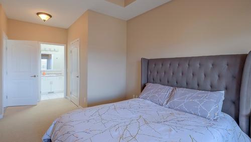 10-820 Mckenzie Road, Kelowna, BC - Indoor Photo Showing Bedroom