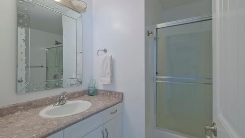 10-820 Mckenzie Road, Kelowna, BC - Indoor Photo Showing Bathroom