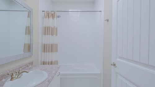 10-820 Mckenzie Road, Kelowna, BC - Indoor Photo Showing Bathroom