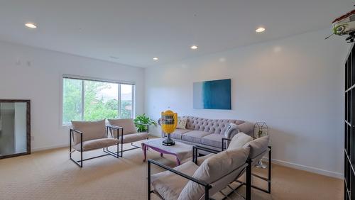 10-820 Mckenzie Road, Kelowna, BC - Indoor Photo Showing Living Room