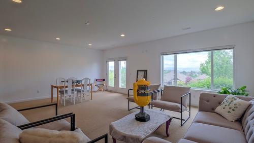 10-820 Mckenzie Road, Kelowna, BC - Indoor Photo Showing Living Room