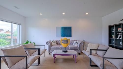 10-820 Mckenzie Road, Kelowna, BC - Indoor Photo Showing Living Room