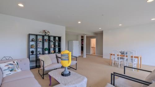 10-820 Mckenzie Road, Kelowna, BC - Indoor Photo Showing Living Room