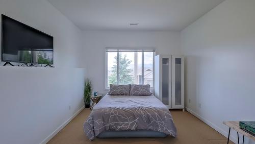 10-820 Mckenzie Road, Kelowna, BC - Indoor Photo Showing Bedroom