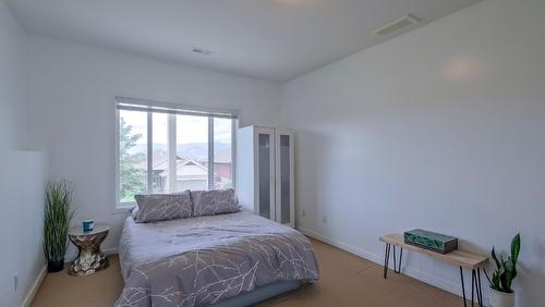 10-820 Mckenzie Road, Kelowna, BC - Indoor Photo Showing Bedroom