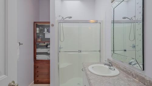 10-820 Mckenzie Road, Kelowna, BC - Indoor Photo Showing Bathroom