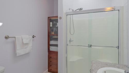 10-820 Mckenzie Road, Kelowna, BC - Indoor Photo Showing Bathroom