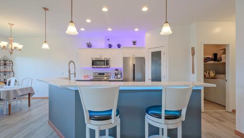 10-820 Mckenzie Road, Kelowna, BC - Indoor Photo Showing Kitchen With Upgraded Kitchen