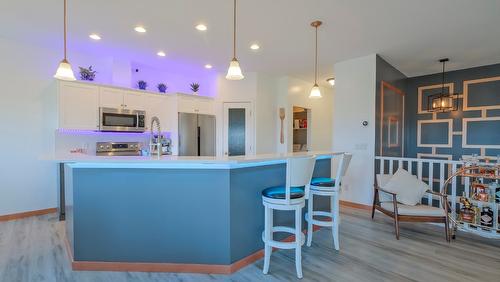 10-820 Mckenzie Road, Kelowna, BC - Indoor Photo Showing Kitchen With Upgraded Kitchen