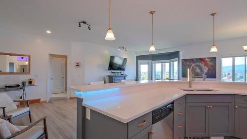 10-820 Mckenzie Road, Kelowna, BC - Indoor Photo Showing Kitchen