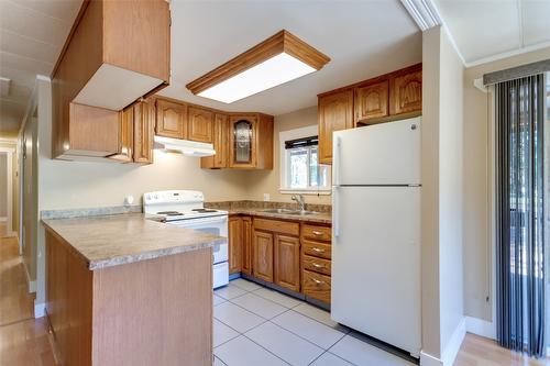 29-3850 Senger Road, Kelowna, BC - Indoor Photo Showing Kitchen With Double Sink