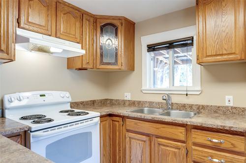 29-3850 Senger Road, Kelowna, BC - Indoor Photo Showing Kitchen With Double Sink