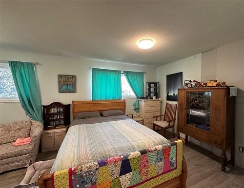 715 6Th Avenue, Keremeos, BC - Indoor Photo Showing Bedroom