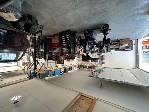 715 6Th Avenue, Keremeos, BC - Indoor Photo Showing Garage