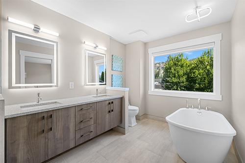 1296 Glenmore Drive, Kelowna, BC - Indoor Photo Showing Bathroom