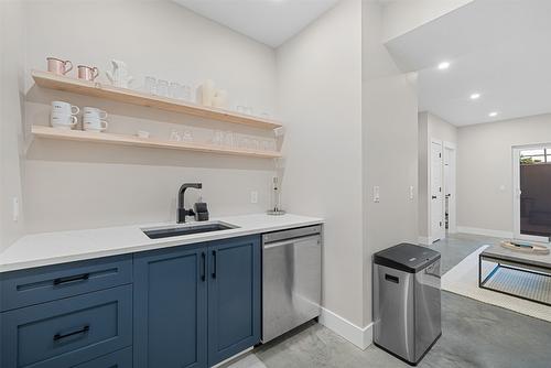 1296 Glenmore Drive, Kelowna, BC - Indoor Photo Showing Kitchen