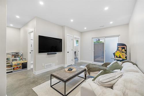 1296 Glenmore Drive, Kelowna, BC - Indoor Photo Showing Living Room