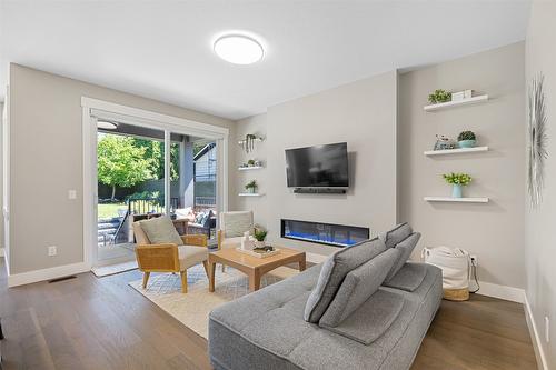 1296 Glenmore Drive, Kelowna, BC - Indoor Photo Showing Living Room