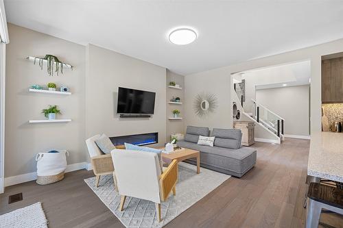 1296 Glenmore Drive, Kelowna, BC - Indoor Photo Showing Living Room