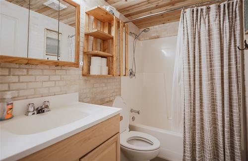 Cabin 10 Hatheume Lake Lodge, Peachland, BC - Indoor Photo Showing Bathroom