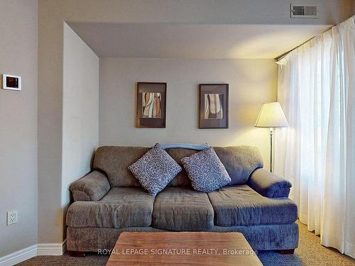 2006/20-90 Highland Dr, Oro-Medonte, ON - Indoor Photo Showing Living Room