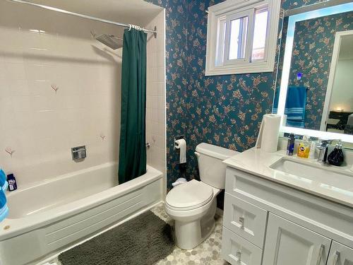 202 Major William Sharpe Dr, Brampton, ON - Indoor Photo Showing Bathroom