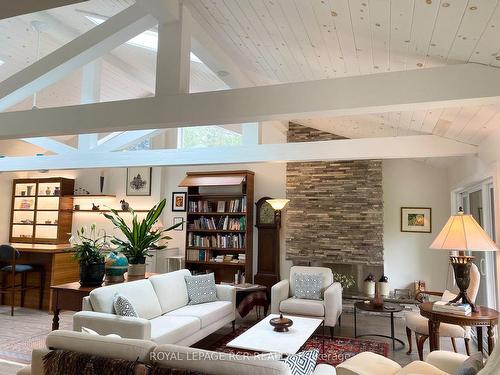 585 Orangeville Rd, Centre Wellington, ON - Indoor Photo Showing Living Room