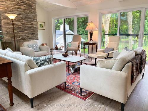 585 Orangeville Rd, Centre Wellington, ON - Indoor Photo Showing Living Room