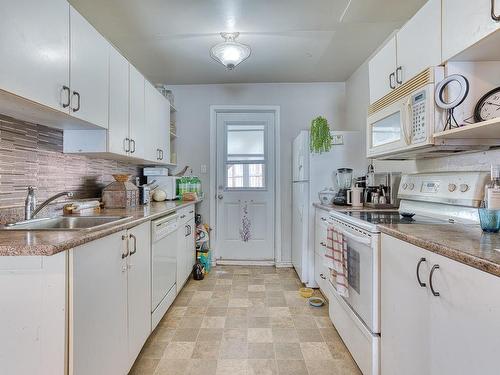 1110-1112 Beaufort Dr, Nanaimo, BC - Indoor Photo Showing Kitchen