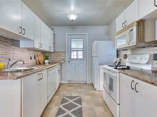 1110-1112 Beaufort Dr, Nanaimo, BC - Indoor Photo Showing Kitchen