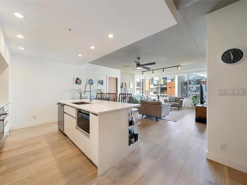 304-989 Johnson St, Victoria, BC - Indoor Photo Showing Kitchen