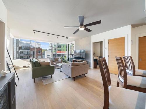 304-989 Johnson St, Victoria, BC - Indoor Photo Showing Living Room