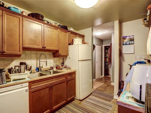 303-4720 Uplands Dr, Nanaimo, BC - Indoor Photo Showing Kitchen With Double Sink