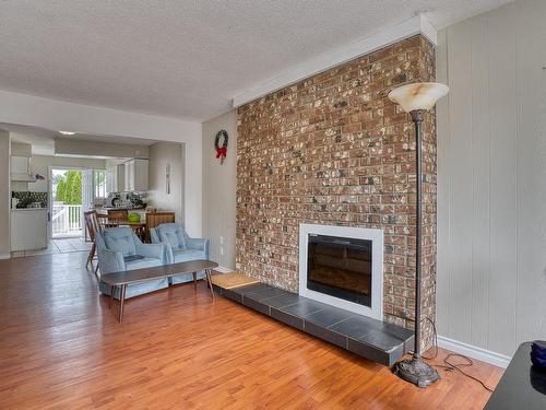 1110-1112 Beaufort Dr, Nanaimo, BC - Indoor Photo Showing Living Room With Fireplace