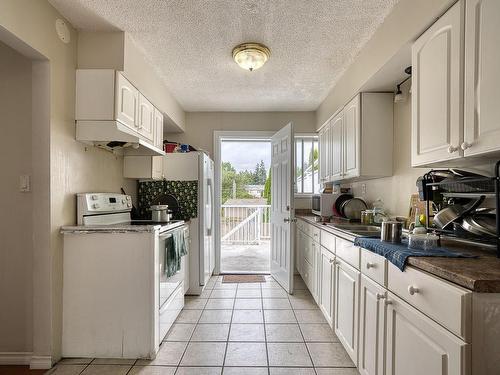 1110-1112 Beaufort Dr, Nanaimo, BC - Indoor Photo Showing Kitchen