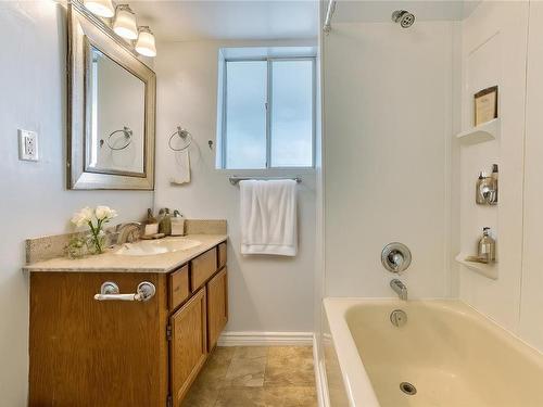 1110-1112 Beaufort Dr, Nanaimo, BC - Indoor Photo Showing Bathroom