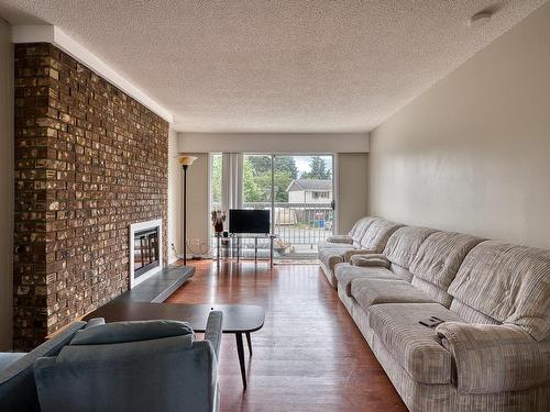 1110-1112 Beaufort Dr, Nanaimo, BC - Indoor Photo Showing Living Room With Fireplace