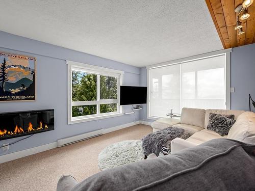 12-712 Castle Crag Cres, Courtenay, BC - Indoor Photo Showing Living Room