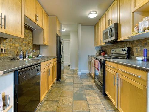 203-4720 Uplands Dr, Nanaimo, BC - Indoor Photo Showing Kitchen