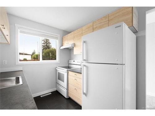 460/470 Dogwood St, Campbell River, BC - Indoor Photo Showing Kitchen