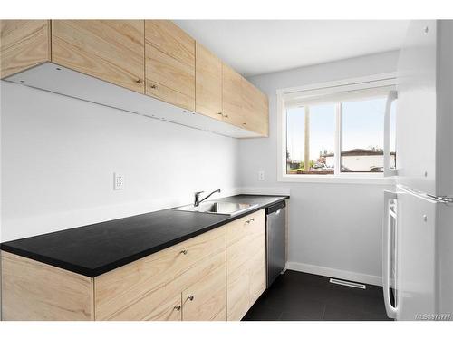 460 Dogwood St, Campbell River, BC - Indoor Photo Showing Kitchen