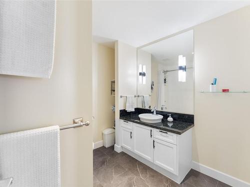 204-1642 Mckenzie Ave, Saanich, BC - Indoor Photo Showing Bathroom