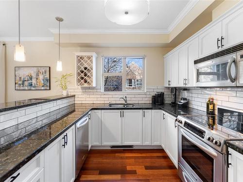 204-1642 Mckenzie Ave, Saanich, BC - Indoor Photo Showing Kitchen With Double Sink With Upgraded Kitchen