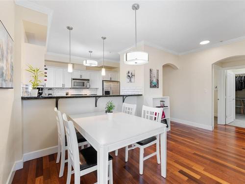 204-1642 Mckenzie Ave, Saanich, BC - Indoor Photo Showing Dining Room