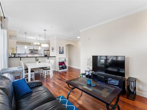 204-1642 Mckenzie Ave, Saanich, BC - Indoor Photo Showing Living Room