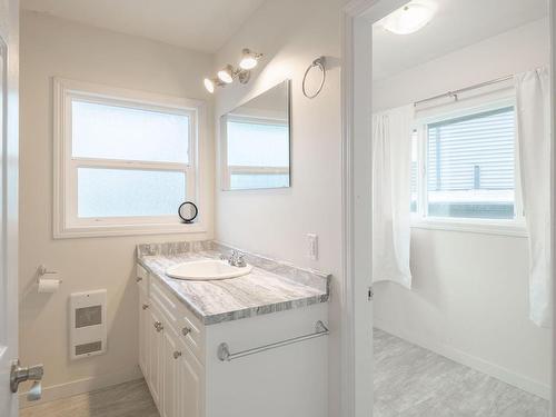 50 Harewood Rd, Nanaimo, BC - Indoor Photo Showing Bathroom