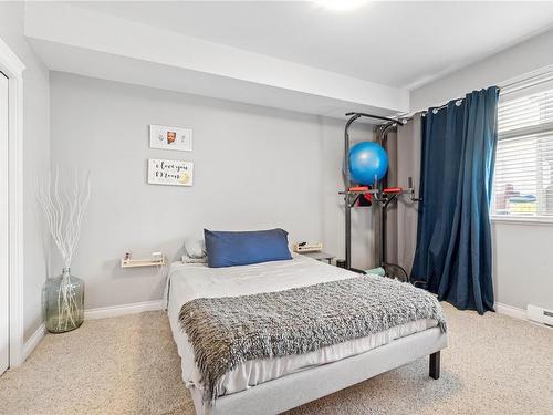 202-2115 Meredith Rd, Nanaimo, BC - Indoor Photo Showing Bedroom