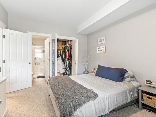 202-2115 Meredith Rd, Nanaimo, BC - Indoor Photo Showing Bedroom