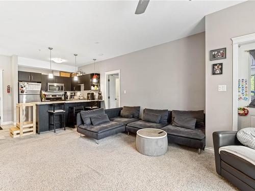 202-2115 Meredith Rd, Nanaimo, BC - Indoor Photo Showing Living Room